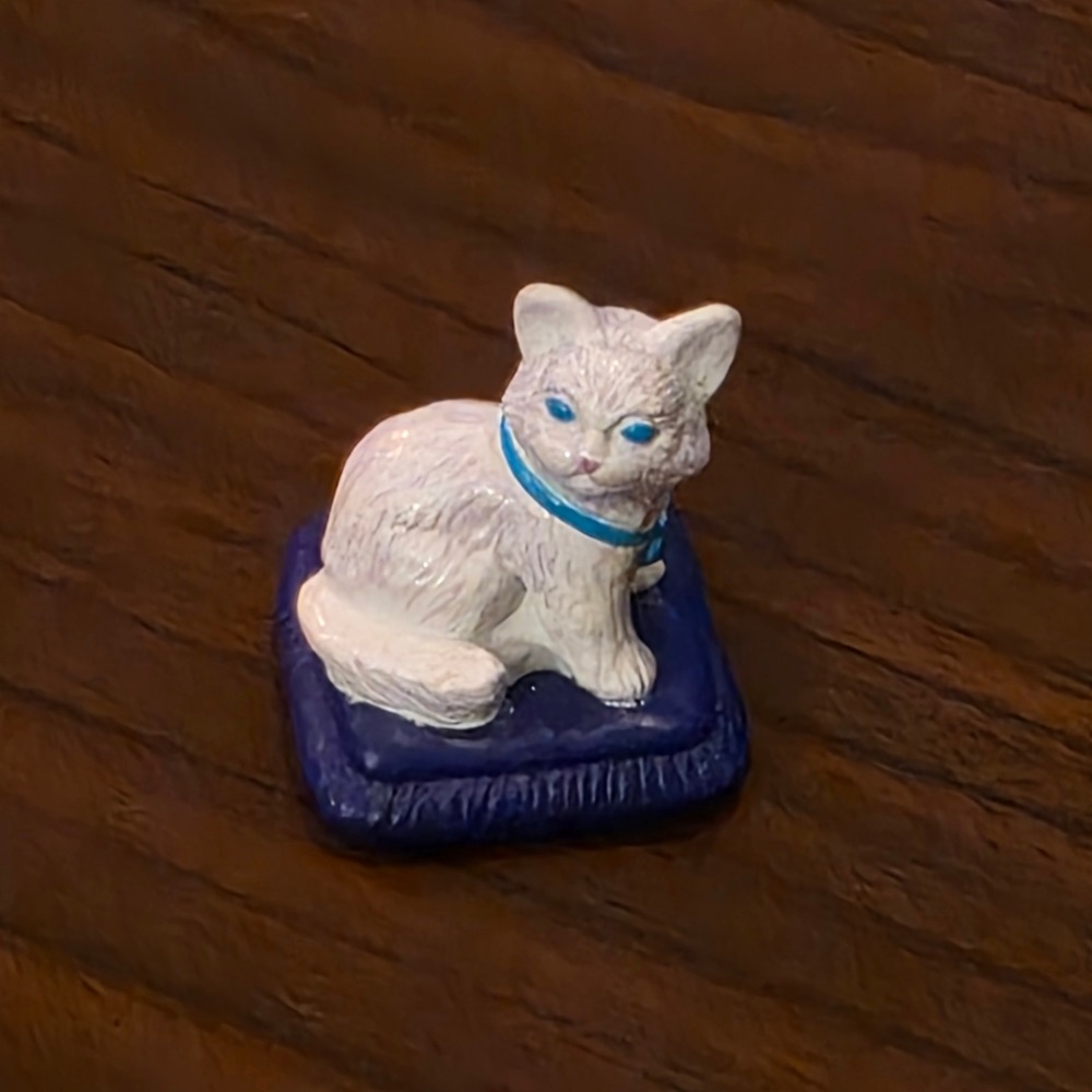 MEG Kitty In My Pocket White Cat on Blue Pillow Miniature Figure Made in USA